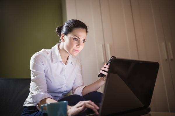Γυναίκα ανήσυχη με laptop