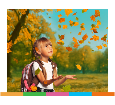 ξανθό κοριτσάκι παίζει με τα φθινοπωρινά φύλλα που πέφτουν 