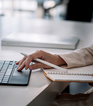 Το χέρι ενός άντρα που πληκτρολογεί σε laptop