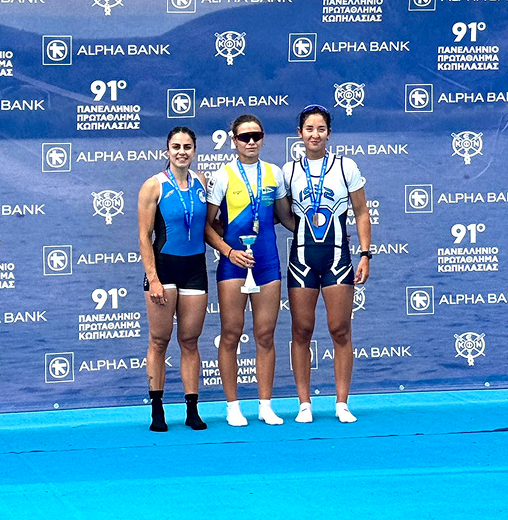 Τρεις αθλήτριες κωπηλασίας με μετάλλια στο βάθρο του 91ου Πανελληνίου Πρωταθλήματος Κωπηλασίας.