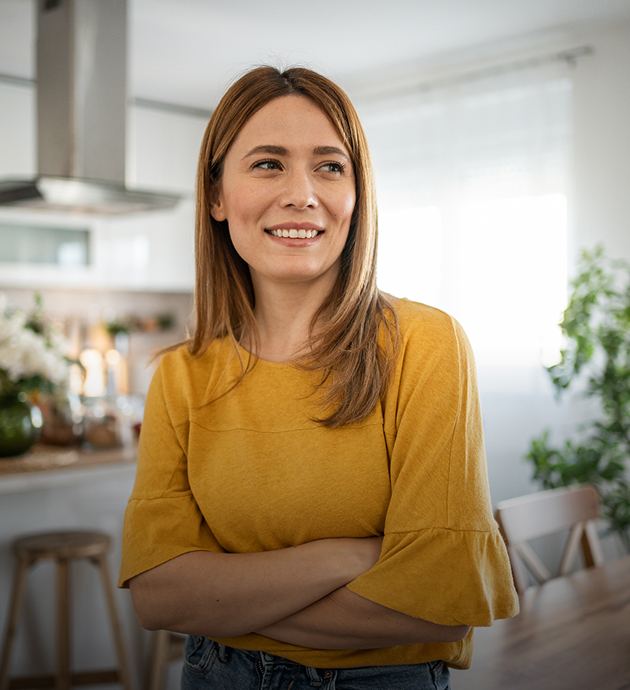 Γυναίκα με σταυρωμένα χέρια