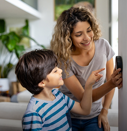 Αγοράκι και γυναίκα σε έξυπνο σπίτι