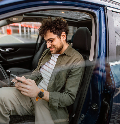 Άντρας με κινητό μέσα σε αυτοκίνητο