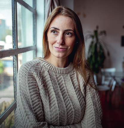 Γυναίκα που κοιτάει έξω απο παράθυρο