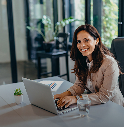 γυναίκα στο laptop