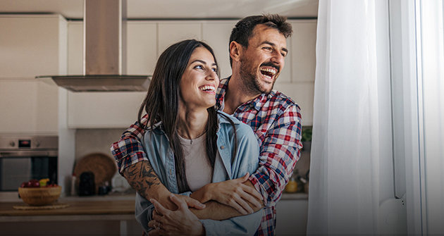 χαρούμενο ζευγάρι για το συγχρηματοδοτούμενο πρόγραμμα &quot;Σπίτι μου 2&quot;