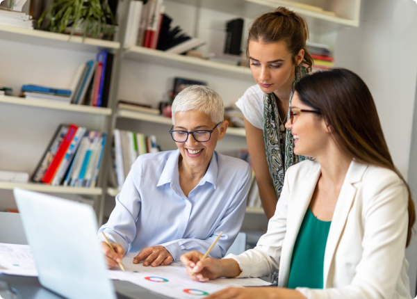 Τρείς γυναίκες βλέπουν ένα laptop